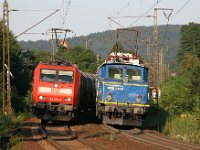 Bild 10  Während 1020 041 am Morgen des 15. Juli 2007 einen privaten Güterzug nachschiebt, rollt 185 010 mit Kesselwagen in den Laufacher Bahnhof durch.