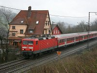 Bild 22  Einst war das Blockhaus Eisenwerk betrieblich notwendig, genau wie 143 022 mit n-Wagen im Jahr 2008 auf der Strecke Gemünden-Aschaffenburg noch nicht weg zu denken war. Mittlerweile übernimmt diese Leistung Triebwagenzüge des Typs 425