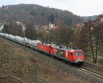 Bild 2 Im März 2013 wurden auch Zementzüge über die Spessartrampe geholfen. Oft mit wechselnder Lok-Bespannung - am 10. März waren es 156 002 + 143 864 der MEG, die...