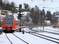 Bild 30  Letzter Betriebswinter: Im Januar 2017 startete im Schnee-bedeckten Bahnhof von Heigenbrücken Triebzug 425 030 mit einer Regionalbahn zum Aschaffenburger Hauptbahnhof.