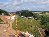 Bild 33  Die Baustelle „Umfahrung Schwarzkopftunnel“ war im Juli 2014 in allen Bauabschnitten noch im Rohbau, wie auch hier bei der Bahnbrücke B26 (unten) und Tunnel Hain (oben) als auf der alten Strecke ICE 3 „403 033“ nach München fuhr.