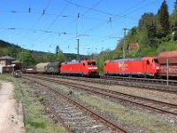 Bild 45  Am 31.05.2015 begegneten sich zwei Güterzüge in Heigenbrücken. Den Schwarzkopftunnel verlies vor wenigen Momenten ein gemischter Güterzug mit Zuglok 152 045 und 185 305 mit leeren Erzwagen wird in diesen gleich einfahren.