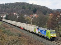Bild 5  Im März 2013 passiert ein Güterzug mit Zuglok 152 005 - werbend für das Agrarunternehmen CLAAS - den Ortsblick von Heigenbrücken.
