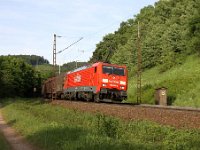 Bild 64  Kilometer 74,0 auf der Spessartrampe, mit einer alten Fernsprecher-Bude. 189 064 fährt am 13.05.2011 mit einem gemischten Güterzug ins Tal.