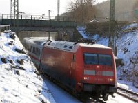 Bild 65  Im Februar 2015, an einem sonnigen Wintertag passierte IC 2024 mit Zuglok 101 065 die Bahnhofseinfahrt von Heigenbrücken…