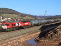 Bild 72  Im Februar 2015 waren rechter Hand der Erdbau für die Neubaustrecke angekommen, als ein Kesselwagen-Zug mit einer Sechs-Achser-Diesel-Lok talwärts fuhr.