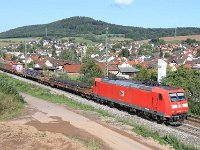 Bild 82  185 082 fuhr am 09.09.2015 an der Stelle vorbei, wo später die Neubaustrecke "Umfahrung Schwarzkopftunnel" bei der Ortslage Laufach beginnen wird.
