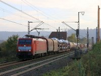 Bild 88  23.10.2015 : 189 088 mit NL-Latz rollt am Bk Eisenwerk mit einem gemischten Güterzug den Berg Richtung Aschaffenburg hinunter. Zu diesem Zeitpunkt wurden Bohrpfähle für den Hainer Tunnel bzw. Trog Aussiedlerweg errichtet.