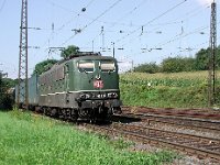 Bild 8  Am 15.08.2002 hat ein Güterzug mit der grünen 151 008 freie Fahrt aus Gleis 1 im Laufacher Bahnhof erhalten, um anschließend die Spessartrampe zu befahren.